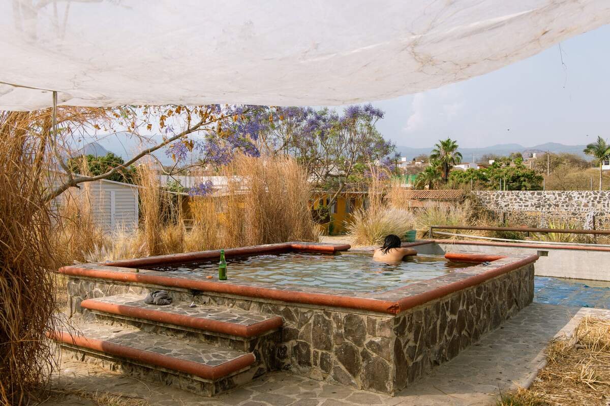 Jacuzzi de piedra en el jardín